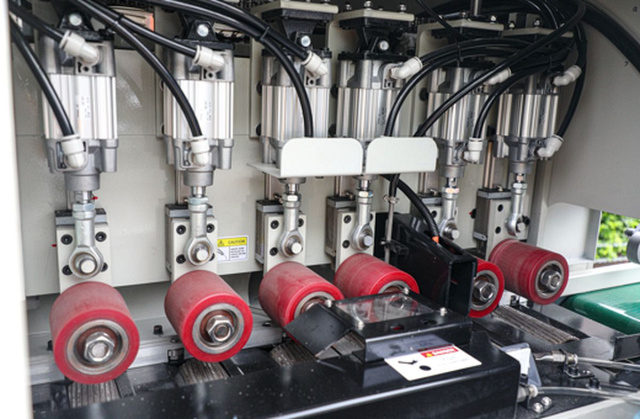 Автоматический торцовочный станок проходного типа EcoWood CFS-200 CFS-200 MAX