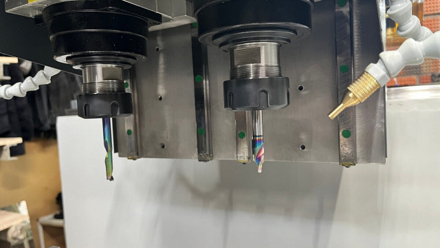 Фрезерный станок ЧПУ с двумя шпинделями и поворотным пневмостолом TM 3000-2М