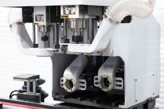 Проходной обрабатывающий центр с ЧПУ для фрезерования отверстий в дверных полотнах и коробках под замок и петли HOLD HMD2202