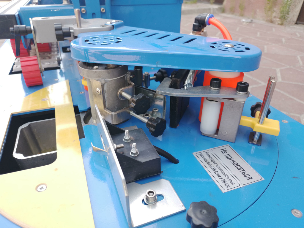 Кромкооблицовочный станок DELTAMACHINERY DM-117 c автоматической подачей заготовки