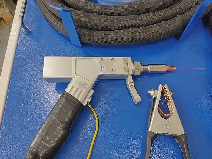 Аппарат лазерной сварки KY-W-HW1500-C 1.5кВт Raycus 4в1 (резка, сварка, очистка, очистка сварочных швов) с механизмом подачи проволоки и водным охлаждением