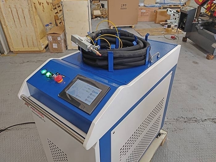 Аппарат лазерной сварки KY-W-HW1500-C 1.5кВт Raycus 4в1 (резка, сварка, очистка, очистка сварочных швов) с механизмом подачи проволоки и водным охлаждением