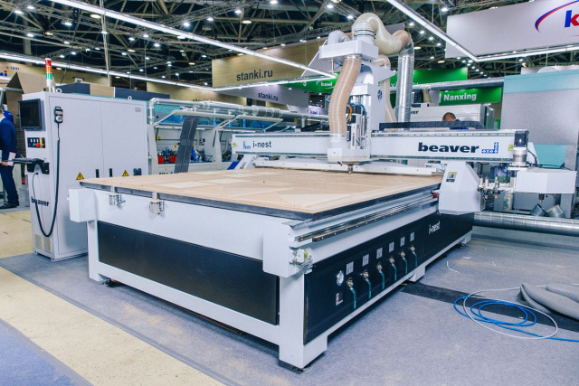 Фрезерный обрабатывающий центр с ЧПУ с автоматическим толкателем Beaver i-NEST