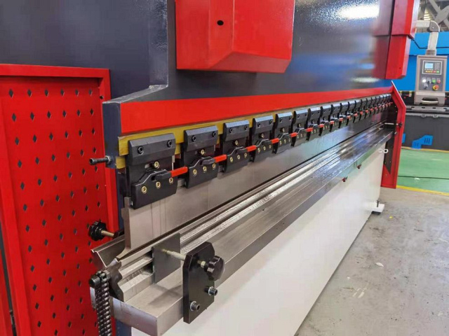 Гидравлический листогибочный пресс KPB125-3200