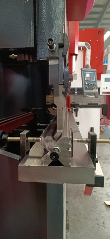 Гидравлический листогибочный пресс KPB125-3200