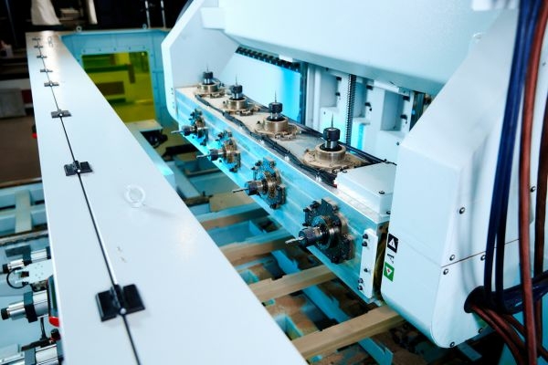 Пятиосевой  обрабатывающий центр Changfeng CF FKC 4 1200