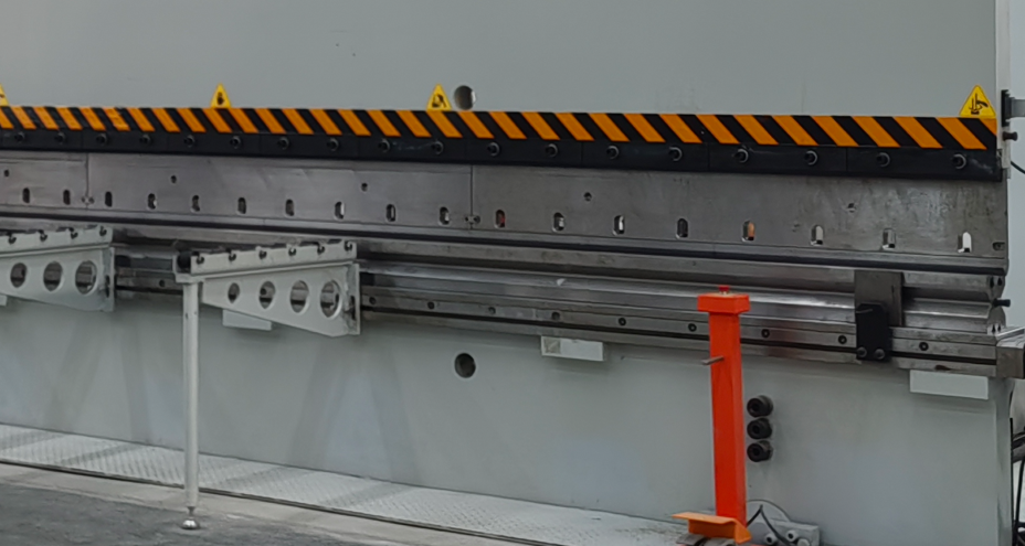 Листогибочный гидравлический пресс с ЧПУ MetalTec HBC 1000/6000