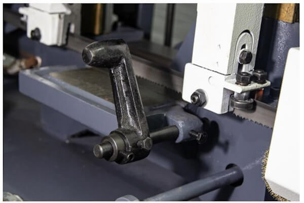 Полуавтоматический ленточнопильный станок MetalMaster MGH-400E