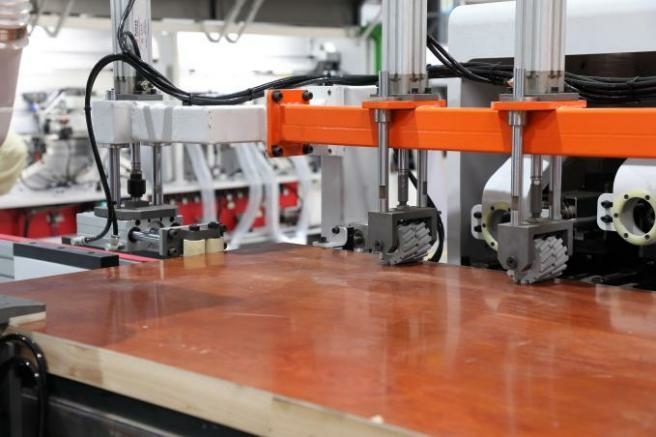 Проходной обрабатывающий центр с ЧПУ для фрезерования отверстий в дверных полотнах и коробках под замок и петли HOLD HMD2202