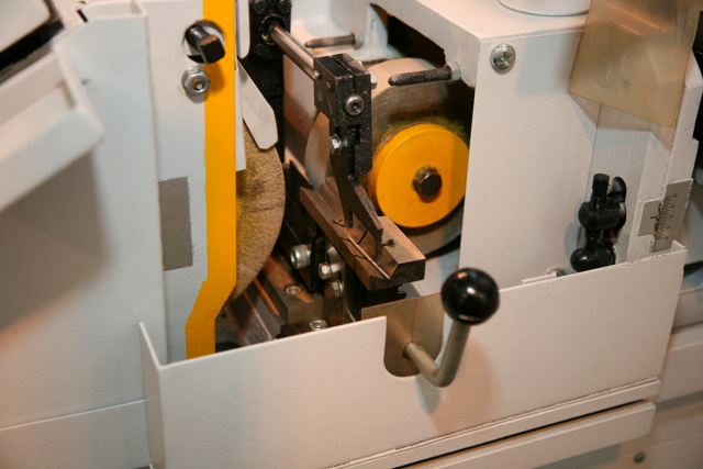 Бесцентрово-шлифовальные станки UNIVEQ UCG-4015