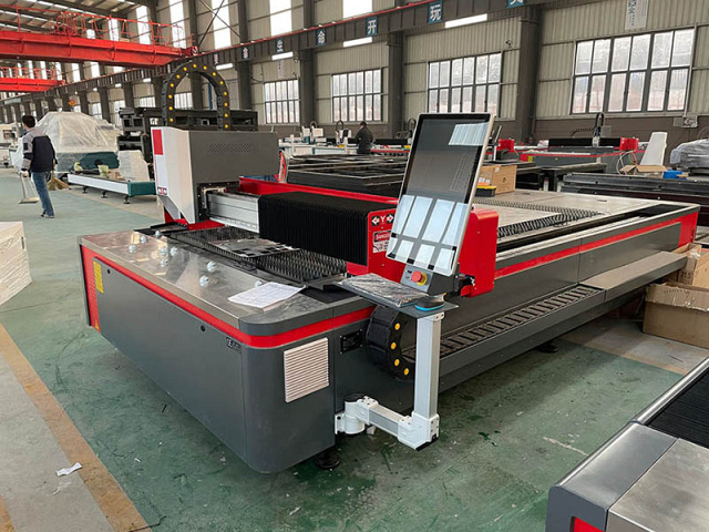 Оптоволоконная установка лазерного раскроя L1 PRO