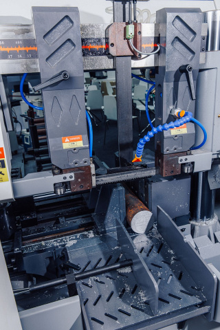 Автоматический ленточнопильный станок по металлу колонного типа IRONMAC CUT-300CHAF