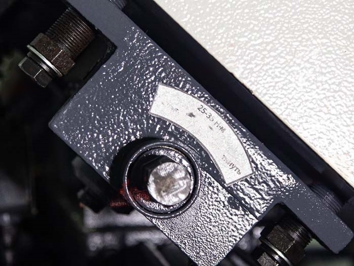 Полуавтоматический двухстоечный ленточнопильный станок G4220