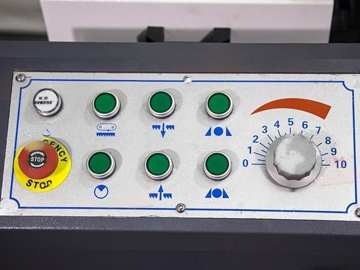 Полуавтоматический двухстоечный ленточнопильный станок G4230