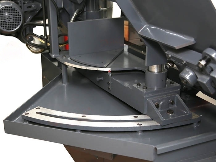 Полуавтоматический двухстоечный ленточнопильный станок G4230Z с поворотной рамой