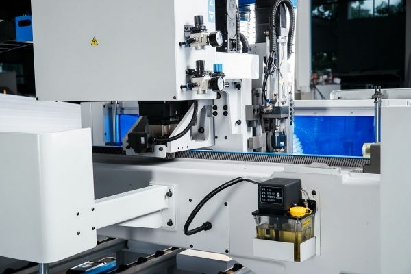 Обрабатывающий центр с ЧПУ KDT KN-3713DE