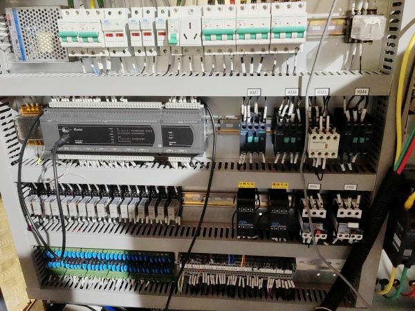 Пресс для производства щита с автоматической загрузкой и ТВЧ нагревом CNHF CGPB-64 BPZL-CM