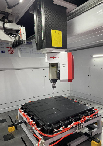 Пятиосевой обрабатывающий центр с ЧПУ QUADRO DEFENDER 3020