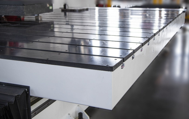 Пятиосевой обрабатывающий центр с ЧПУ QUADRO ONYX SM