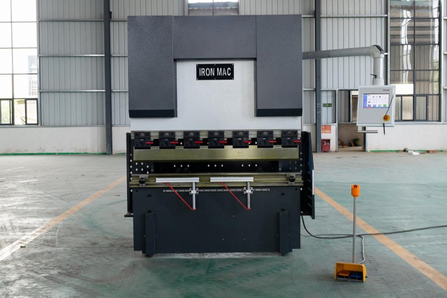Гидравлические листогибочные прессы IRONMAC HPB-T 125/3200