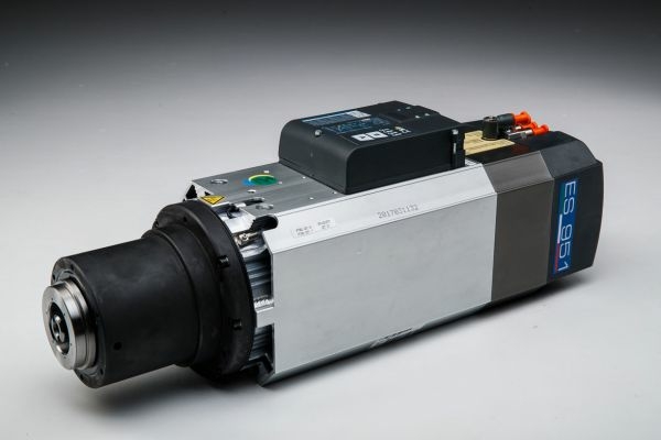 Обрабатывающий центр с ЧПУ KDT KN-3713DE