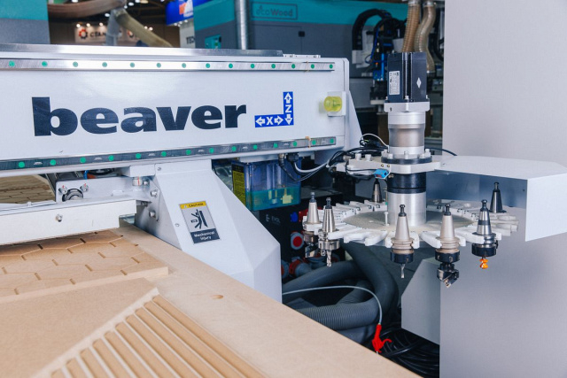 Фрезерный обрабатывающий центр с ЧПУ с автоматическим толкателем Beaver i-NEST