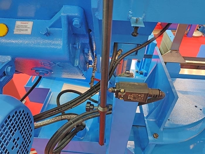 Полуавтоматический двухстоечный ленточнопильный станок G4230Z с поворотной рамой