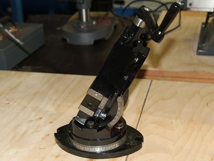 Двухосевые поворотные станочные тиски ZAS 150