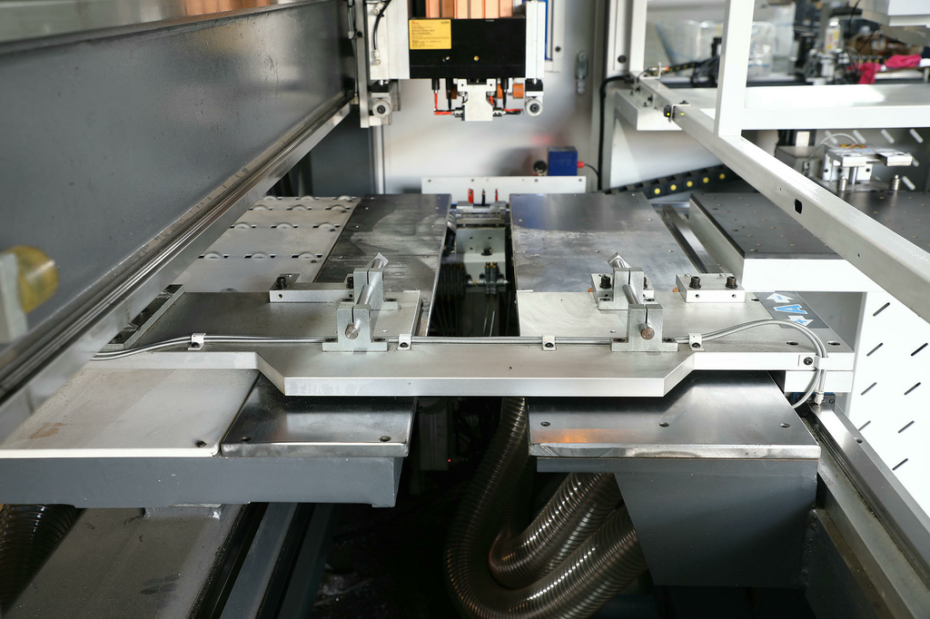 Сверлильно-присадочный центр с ЧПУ JIYU CD-612