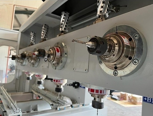 Пятиосевой обрабатывающий центр с ЧПУ Beaver Vivat 4x1