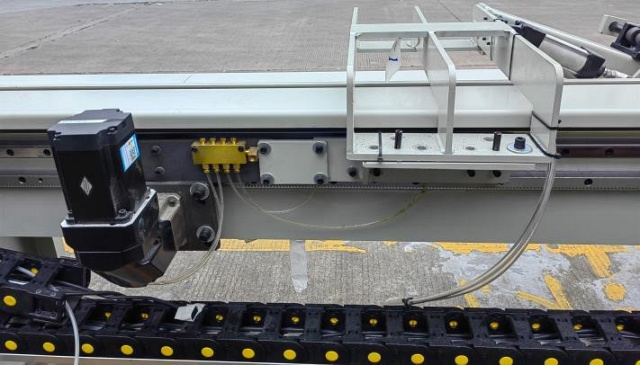 Автоматический торцовочный станок с толкателем EcoWood Cut 250