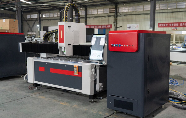 Оптоволоконная установка лазерного раскроя с модулем для обработки труб LX