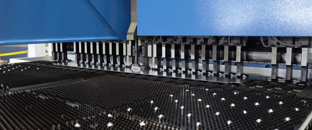 Автоматический панелегиб YAWEI c автосменой прижимного инструмента FBE 3220