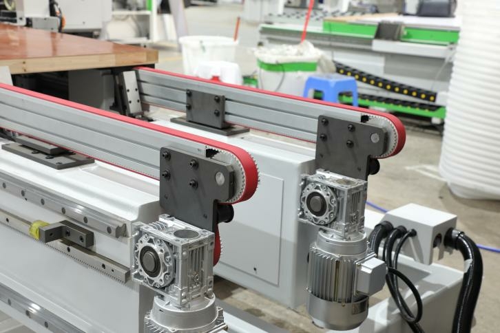 Проходной обрабатывающий центр с ЧПУ для фрезерования отверстий в дверных полотнах и коробках под замок и петли HOLD HMD2202