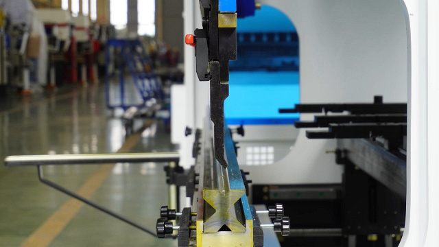 Гидравлические листогибочные прессы IRONMAC HPB-C 63/2500