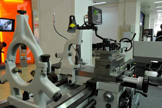 Токарный станок DMTG CW6263E