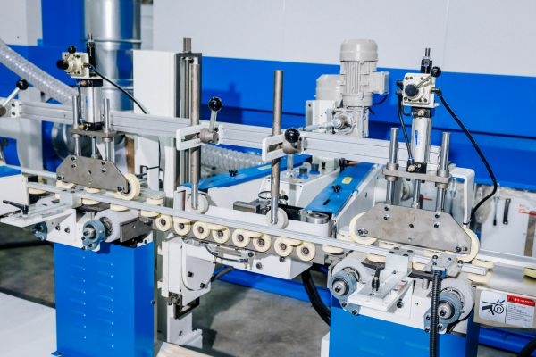 Автоматический шлифовальный станок для погонажных изделий KDT L-S2W7