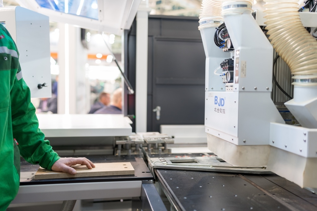 Сверлильно-присадочный станок с ЧПУ BJD LP810DL