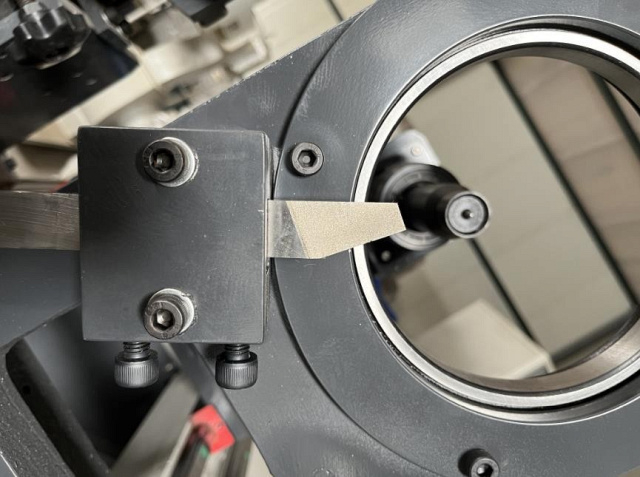 Токарный центр с ЧПУ с автозагрузкой Beaver 12D4 MAXI