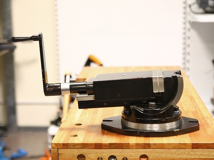 Двухосевые поворотные станочные тиски ZAS 100