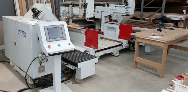 Обрабатывающий центр с ЧПУ Yuetong MDK252D