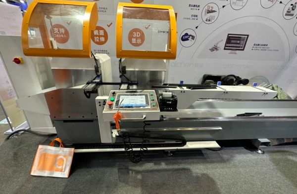 Обрабатывающий двухголовый центр с ЧПУ  550 CNC для резки алюминиевого профиля под 45° и 90°