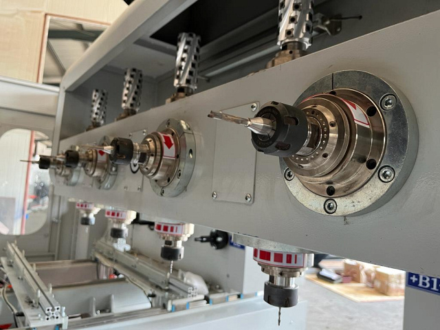 Пятиосевой обрабатывающий центр с ЧПУ Beaver Vivat 4x4