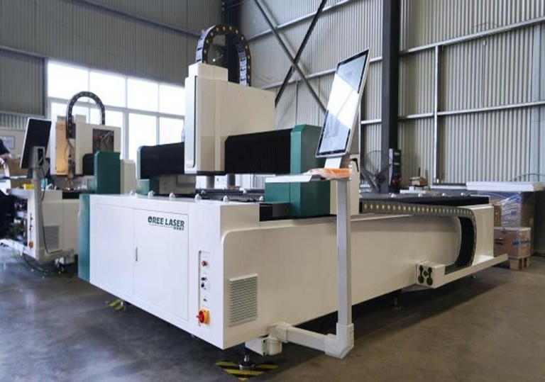 Станок лазерной резки металла OREE LASER FM3015A 1500W RAYCUS