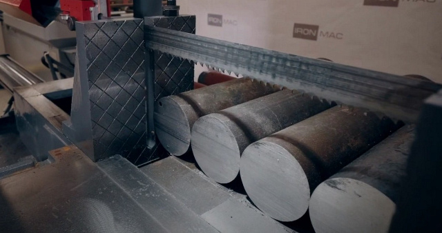 Полуавтоматический ленточнопильный станок IRONMAC CUT-400x700СSA