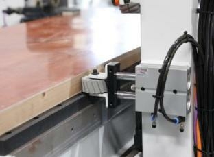 Проходной обрабатывающий центр с ЧПУ для фрезерования отверстий в дверных полотнах и коробках под замок и петли HOLD HMD2202