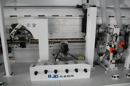 Кромкооблицовочный автоматический станок  BJD F832JSR