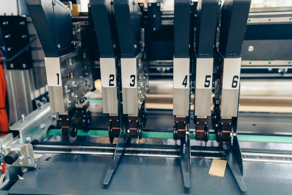 Автоматический станок для резки и рилевки картона NEOBOX 10