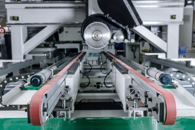 Форматно-обрезной центр с ЧПУ для дверных полотен Beaver DOORCUT CNC