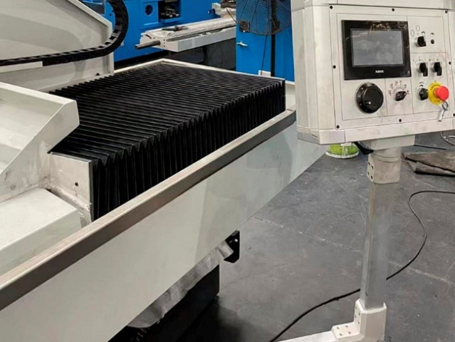 Плоскошлифовальный станок с контроллером (PLC) UNIVEQ USG 32100NC2